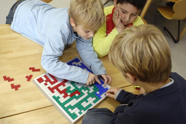 Drei Schüler der Janusz-Korczak-Schule in Altenstadt spielen Blokus von Mehr Zeit für Kinder e. V.