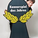 Jury-Sprecher Bernhard Löhlein präsentiert das neue Logo Kennerspiel des Jahres von Spiel des Jahres