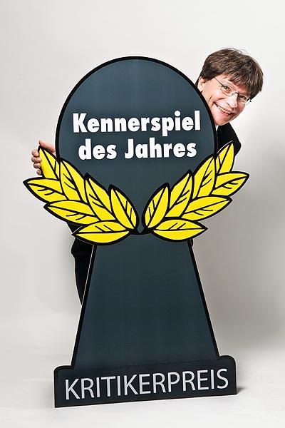Jury-Sprecher Bernhard Löhlein präsentiert das neue Logo Kennerspiel des Jahres von Spiel des Jahres
