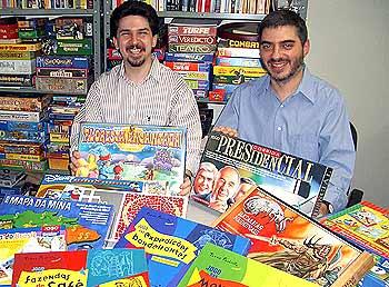 Andre Zatz (links) und Sergio Halaban mit einigen ihrer Spiele von Zatz/Halaban